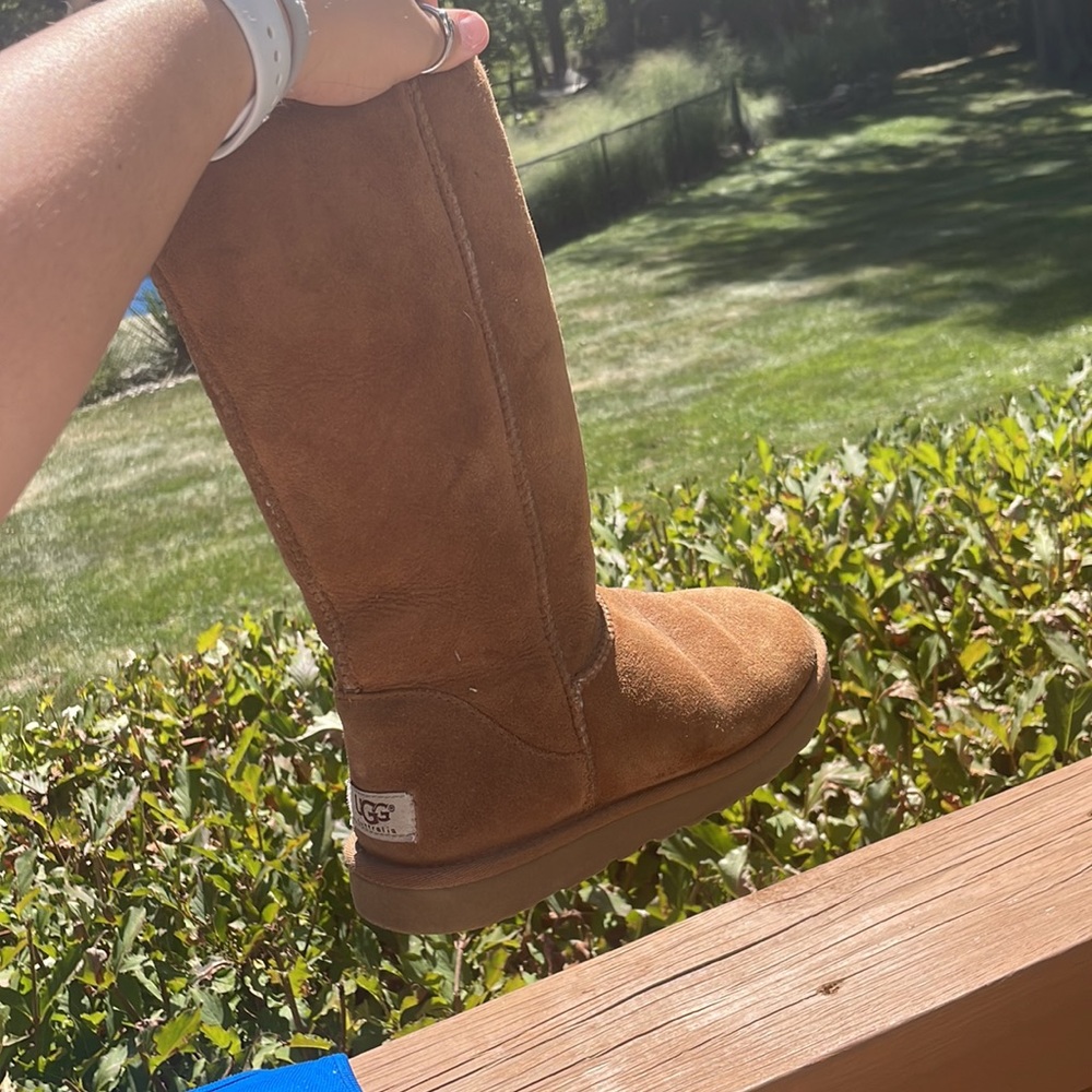 UGGS - Picture 5 of 8
